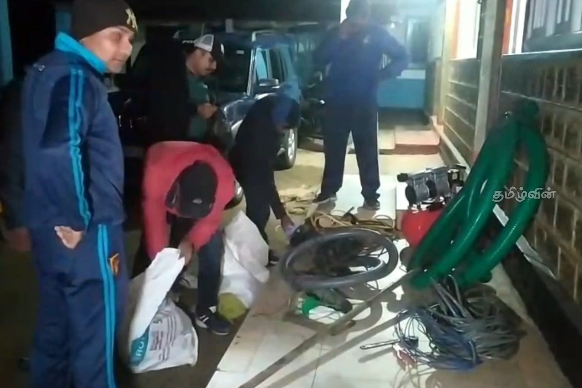 சட்டவிரோத மாணிக்கக் கல் அகழ்வு - அதிகாலையில் கும்பலை சுற்றிவளைத்த நுவரெலியா பொலிஸார் | Illegal Gemstone Mining சட்டவிரோத மாணிக்கக் கல் அகழ்வு - அதிகாலையில் கும்பலை சுற்றிவளைத்த நுவரெலியா பொலிஸார் | Illegal Gemstone Mining