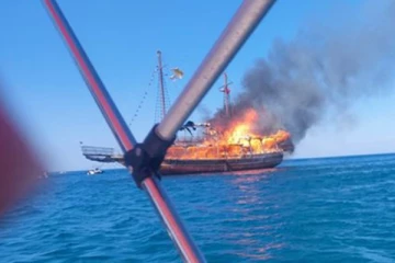 நடுக்கடலில் தீப்பிடித்த படகு: சிறுவர்கள் உட்பட்ட பிரித்தானியர்களுக்கு ஏற்பட்ட அதிர்ச்சி