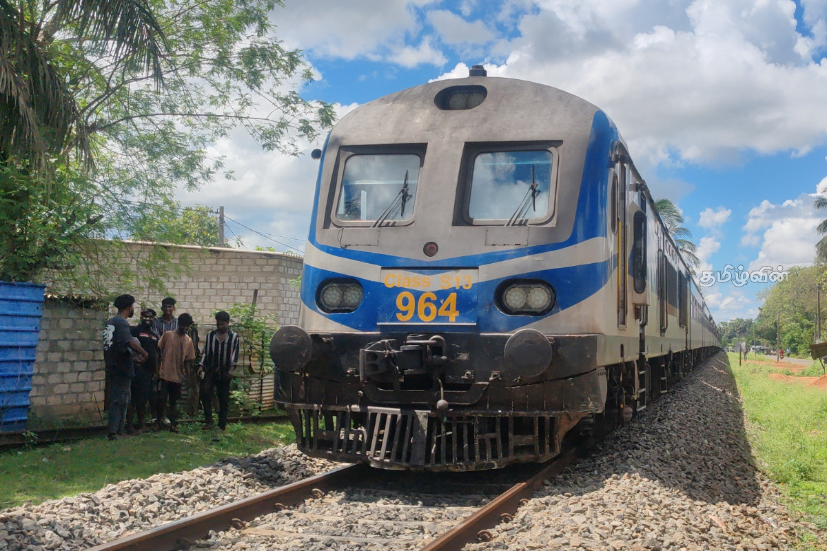 தொடருந்துடன் மோதுண்ட முச்சக்கரவண்டி! சம்பவ இடத்திலேயே பலியான | Vavuniya Thandikkulam Accident