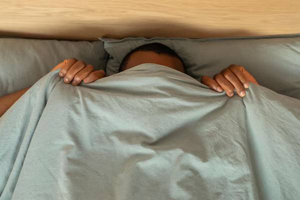 முகத்தை மூடி தூங்கும் பழக்கம் இருக்கா? அப்போ இந்த ஆபத்து நிச்சயம் | Covering Face With Blanket Sleeping Side Effects