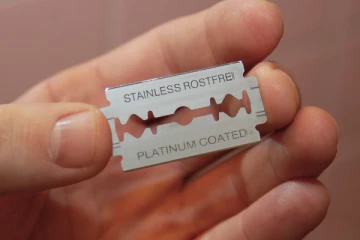 56 பிளேடுகளை விழுங்கிய இளைஞர் உயிர்பிழைத்த அதிசயம்!