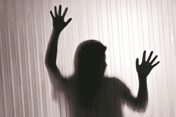 கரும்புக் கொல்லையில் அரை நிர்வாணமாக  இளம் பெண் சடலம் ...கொலையா....? தற்கொலையா.... ? காவல்துறை விசாரணை