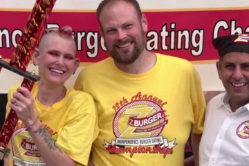 10 நிமிடங்களில் 34 பர்கரை சாப்பிட்டு அசத்திய இருவர்!