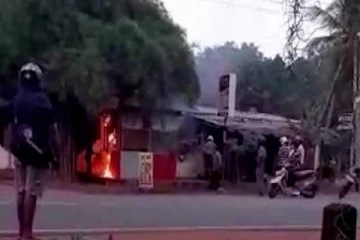 எரிவாயு சிலிண்டர் வெடித்து முழுமையாக தீப்பற்றி எரிந்த பேக்கரி!