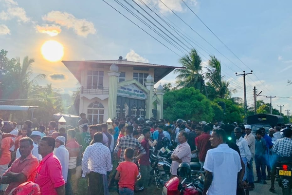 பள்ளிவாசல் நிர்வாக தெரிவு கூட்டத்தில் களேபரம்; ஒருவர் பலி மூவர் கைது! (Photos) | Management Option One Killed Three Arrested