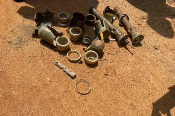 முல்லைத்தீவில் அபாயகரமான பொருட்களை வைத்திருந்த கணவன் - மனைவி அதிரடி கைது | Mullaitivu Explosives Home Husband Wife Arrest