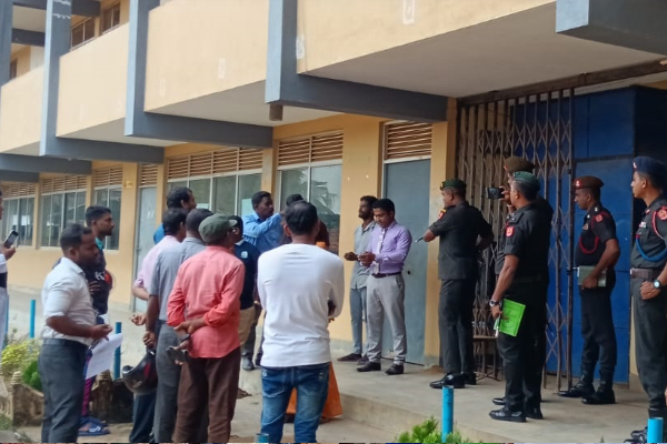 கிளிநொச்சி மகா வித்தியாலயத்தில் துரத்தி துரத்தி கொட்டிய குளவிகள்; 39 மாணவர்கள் மருத்துவமனையில் | Wasps Stung Students Kilinochchi Maha Vidyalayam