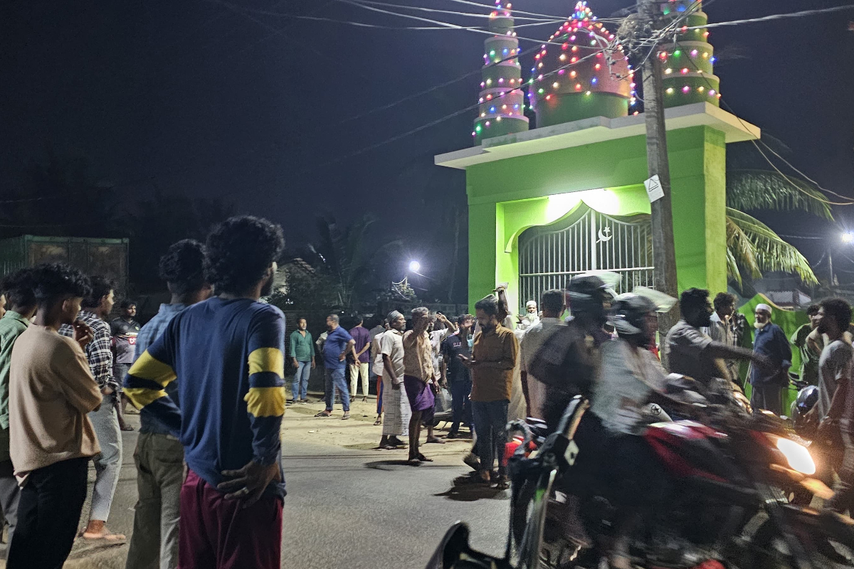 யாழில் பள்ளிவாசலுக்குள் வாளுடன் சென்றவரால் பரபரப்பு! | Man Who Entered A Mosque Jaffna Causes Stir