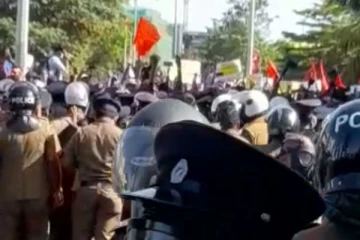 පොලීසිය සහ විරෝධතාකරුවන් අතර උණුසුම් තත්වයක්...(VIDEO)