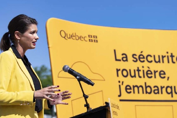 போக்குவரத்து விதிகளை மீறிய கனேடிய போக்குவரத்து அமைச்சர்! | Quebec Transport Minister Caught Seatbelt Less