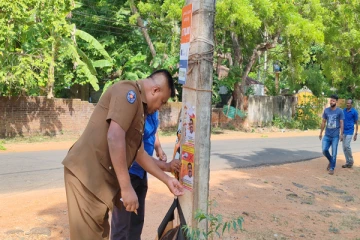 பதாதைகள் மற்றும் சுவரொட்டிகளை நீக்கும் வவுனியாபொலிஸார்!