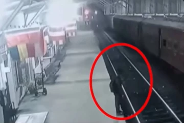 இளைஞனின் உயிரை நொடிப்பொழுதில் காப்பாற்றிய ரயில்வே ஊழியர்
