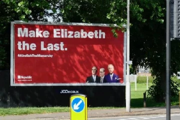 எலிசபெத் ராணியாரே கடைசியாக இருக்கட்டும்: பிரித்தானியா முழுவதும் காணப்பட்ட சுவரொட்டிகளால் பரபரப்பு