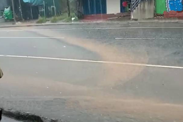 நுவரெலியாவில் அதிகாரிகளின் அசமந்த போக்கினால் இன்று அவதிப்படும் மக்கள்! | Nuwara Eliya People Suffer Negligence Authorities