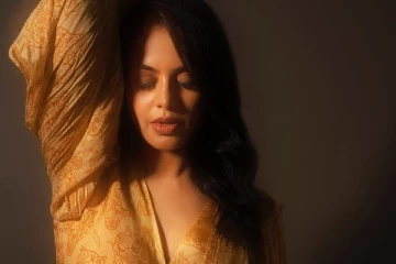 அழகிய உடையில் நடிகை பிந்து மாதவி - அழகிய போட்டோஷூட்