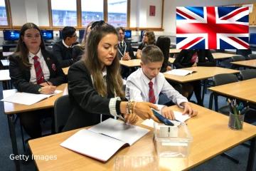 பிரித்தானிய பாடசாலைகளில் மொபைல் போன்களுக்கு தடை