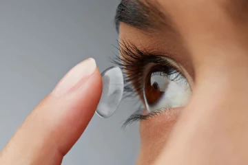 கான்டாக்ட் லென்ஸுடன் தூங்கிய இளைஞருக்கு நேர்ந்த சோகம்., எச்சரிக்கை செய்தி