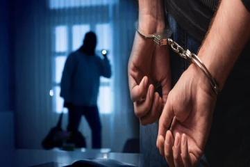 வீடு புகுந்து திருட முற்பட்டவரை நையப்புடைத்த பொதுமக்கள் (Photos)