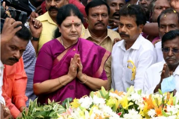 சசிகலா ஆதரவாளர்களிடம் பணம் பறித்த திருடர்கள் - மெரினாவில் நடந்த அதிர்ச்சி சம்பவம்