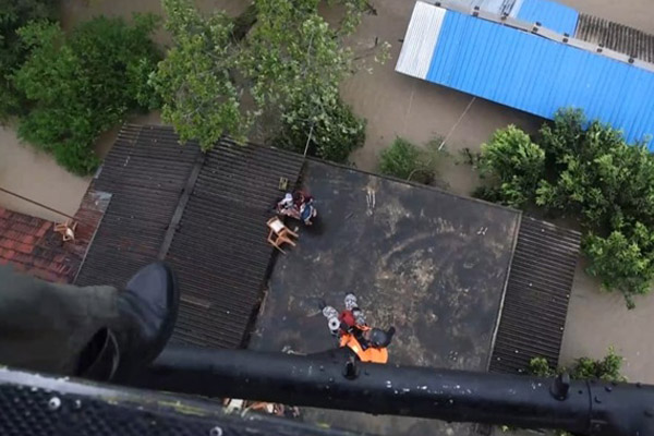 வெள்ளத்தில் மூழ்கிய வீடு ; மாடியில் சிக்கிக்கொண்ட குடும்பம் | Floods Family Trapped On The Roof வெள்ளத்தில் மூழ்கிய வீடு ; மாடியில் சிக்கிக்கொண்ட குடும்பம் | Floods Family Trapped On The Roof