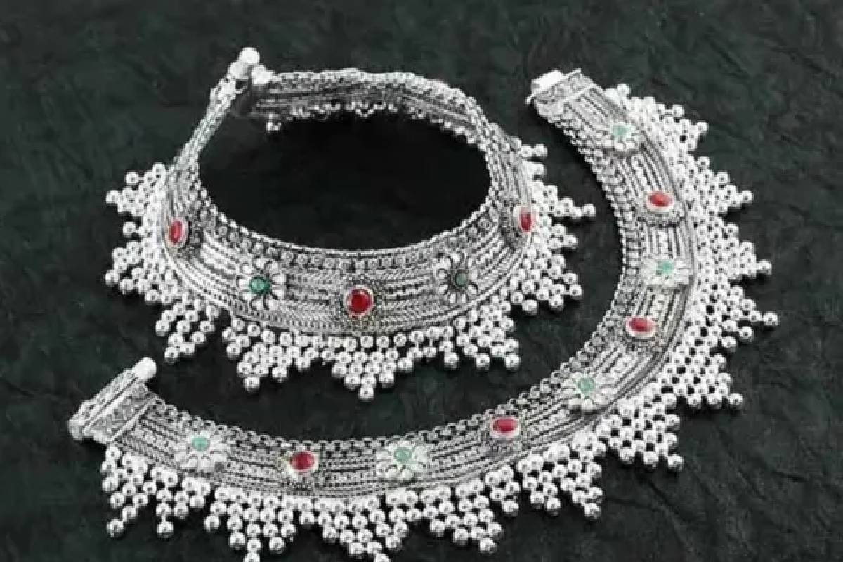 நகை பிரியர்களுக்கு மகிழ்ச்சி - ஒரே நாளில் சவரனுக்கு ரூ.1,240 குறைந்த தங்கம்! | Today October 22 Gold And Silver Price In Chennai