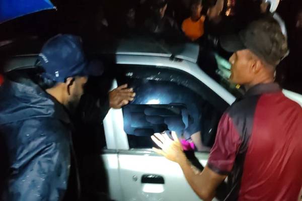 வவுனியா ஏ 9 வீதியில் நீரில் அடித்துச் சென்ற நிலையில் கார் மீட்பு | Car Rescued Swept Floodwaters Vavuniya A9 Road