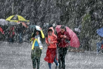 மழையின் காரணமாக பள்ளிகளுக்கு மட்டும் இன்று விடுமுறை