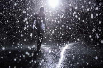 லாஸ் ஏஞ்சல்ஸில் செயற்கை மழை பெய்யும் பூத்! மகிழும் மக்கள்