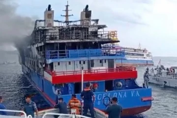 தீப்பிடித்த இந்தோனேசியா சொகுசு கப்பலில் இருந்து 575 பேர் மீட்பு