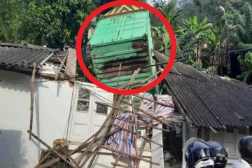 வீட்டின் மீது கவிழ்ந்து விபத்துக்குள்ளானது பாரவூர்தி