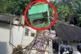 வீட்டின் மீது கவிழ்ந்து விபத்துக்குள்ளானது பாரவூர்தி