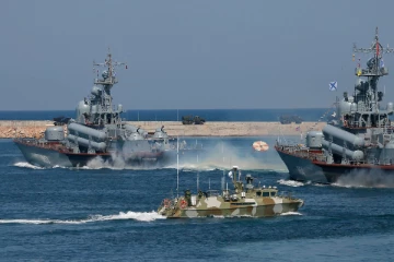 ரஷ்யாவின் 2 கப்பல்களை துவம்சம் செய்த உக்ரைன்!