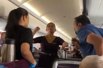 விமானத்தில் மகளிடம் மோசமாக நடந்து கொண்ட நபர்: கொதித்தெழுந்த தந்தை செய்தது என்ன?