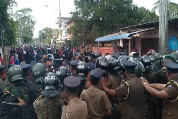 யாழில் பொலிஸாரை சேற்றுத் தண்ணீரில் குளிக்கவைத்த மக்கள்! | People Bathed Police In Muddy Water Jaffna Ranil