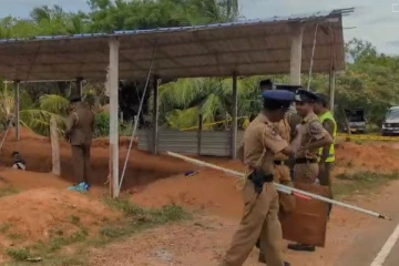 கொக்குத்தொடுவாய் மனிதப் புதைகுழி வளாகத்துக்குள் நுழைந்த புலனாய்வாளர்கள்: வேடிக்கை பார்த்த காவல்துறையினர் (படங்கள்)