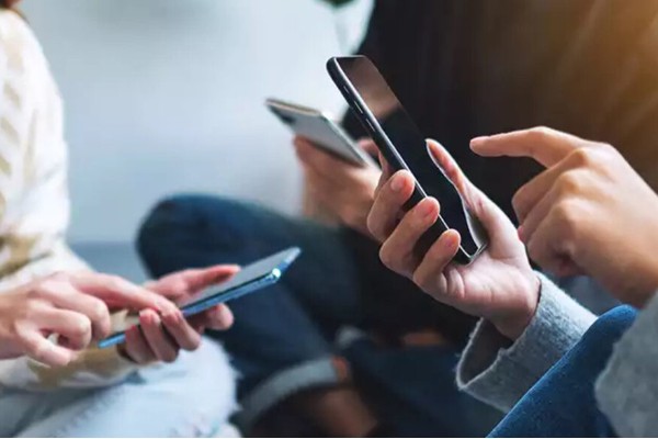 இலங்கையில் மக்கள் தொகையை விட அதிகரிக்கும் தொலைபேசிகள் | Mobile Phones Used In Sri Lanka