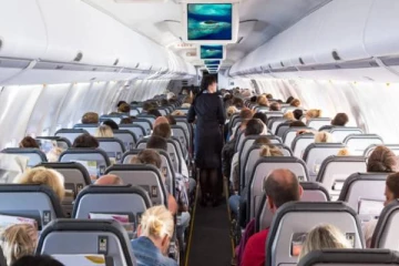 சுவிஸ் செல்லும் விமானத்தில் ஏறிய தாய் - மகளுக்கு காத்திருந்த இன்ப அதிர்ச்சி!