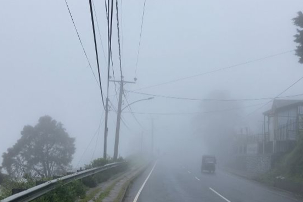 நுவரெலியாவில் பயணிக்கும் சாரதிகள் அவதானம் | Heavy Rain With Heavy Fog In Nuwara Eliya