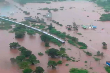 800 பயணிகளுடன் வெள்ளத்தில் சிக்கியது ரயில்