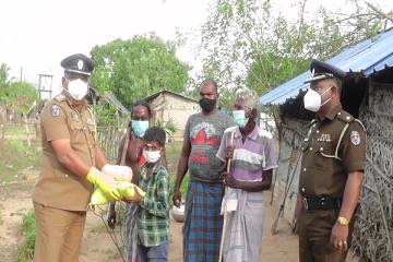 வாகரையில் ஆதிவாசிகளுக்கு பொலிஸார் நிவாரணப்பொதி வழங்கி வைப்பு