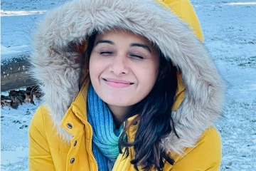 உறையும் பனியில் பிரியா பவானி ஷங்கர்.. எந்த நாட்டில் இருக்கிறார் தெரியுமா?