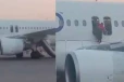 விமானத்திற்கு வெடிகுண்டு மிரட்டல்: அவசர கதவு வழியாக பயணிகள் வெளியேற்றம்