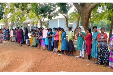 பெண்களை நாட்டிற்கு அழைத்து வாருங்கள்; கிளிநொச்சியில் போராட்டம்(Photos)