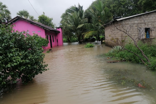 ஊடறுத்துப் பாயும் வெள்ளம் ; கிண்ணியா போக்குவரத்திற்கு தடை | Torrential Floods Kinniya Traffic Disrupted ஊடறுத்துப் பாயும் வெள்ளம் ; கிண்ணியா போக்குவரத்திற்கு தடை | Torrential Floods Kinniya Traffic Disrupted