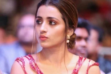 நச்சுன்னு ஒரு பிறந்தநாள் முத்தம்.. திரிஷாவுடன் பார்ட்டி புகைப்படத்தை வெளியிட்ட நடிகை..