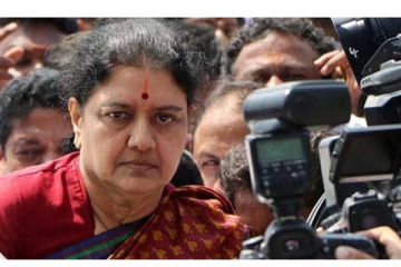 விரைவில் அரசியல் பயணத்தை தொடங்கப்போகிறேன்... பொறுத்திருந்து பாருங்கள்... - அதிரடி காட்டிய சசிகலா