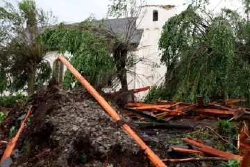 ஜேர்மன் நகரை மொத்தமாக புரட்டியெடுத்த சூறாவளி: காயங்களுடன் தப்பிய பலர்