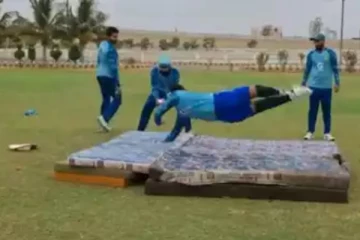 பஞ்சு மெத்தையில் ஃபீல்டிங் பயிற்சி; அடிபடகூடாதாம்.. அணியை விளாசும் ரசிகர்கள்!