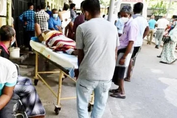 வானொன்று இரண்டு முச்சக்கர வண்டிகளுடன் மோதி விபத்து: 9 பேர் வைத்தியசாலையில் அனுமதி