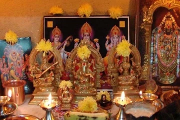 பூஜை அறையில் சிலையை வைத்து வழிபடுகிறீர்களா? இது மிகப்பெரிய சாபத்தில் முடியுமாம்